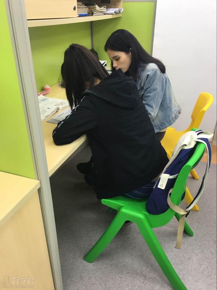 老师一对一辅导学员中 老师一对一辅导学员中