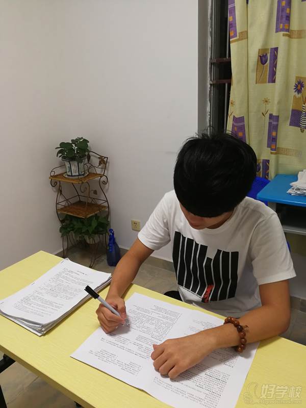 学生刘承灏做题中 学生刘承灏做题中