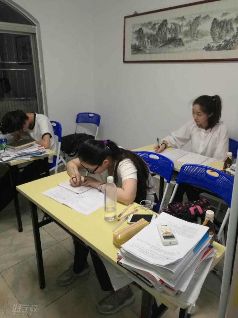 学生章雨薇认真做题中 学生章雨薇认真做题中