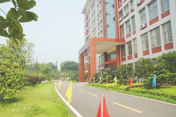 湖南电子职业学院校园一角 湖南电子职业学院校园一角