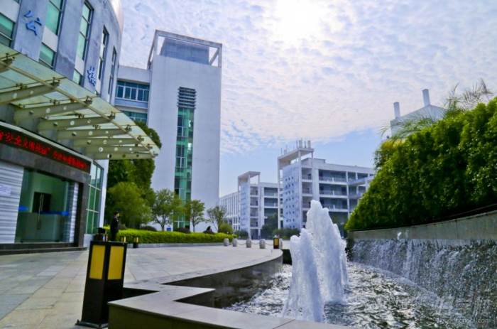 广州工商学院的前身是1995年由广州市花都环洋商贸有限公司投资创办