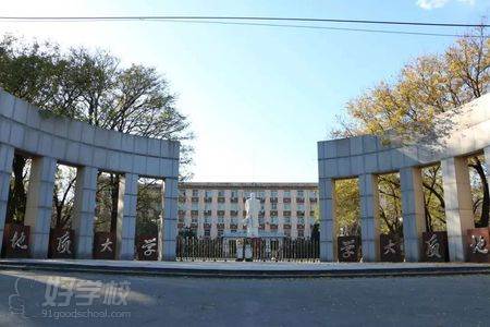 中国地质大学位于武汉东湖之畔,南望山麓,学校以地球科