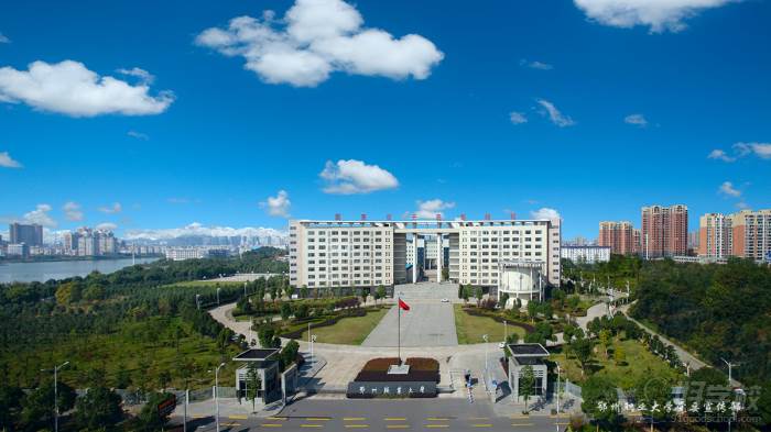 鄂州职业大学前门全景图