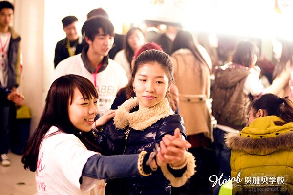 贺加贝学校开练校园华尔兹(图文)