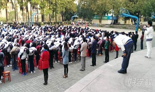 同学们向班主任鞠躬感谢师恩
