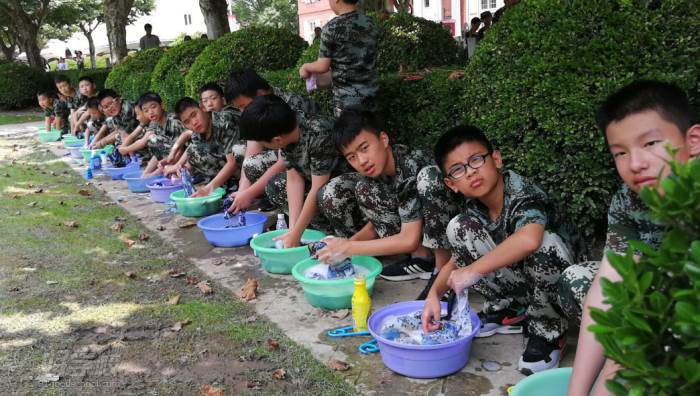 学员学习洗衣服