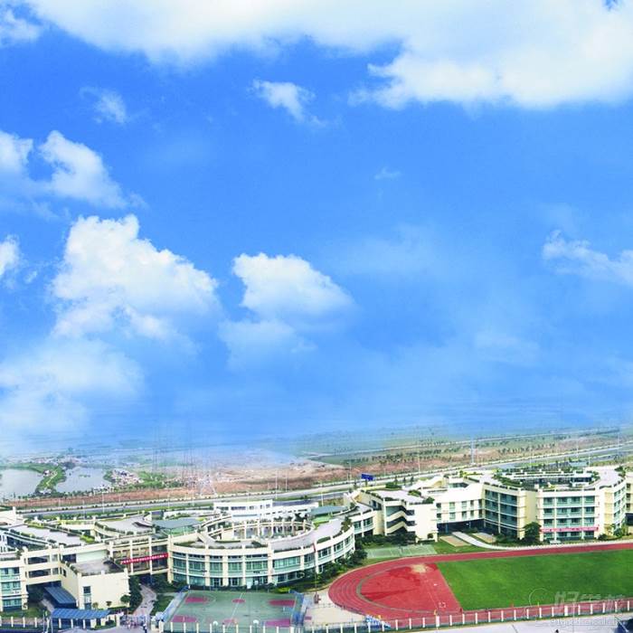 蓝天下的学校全景