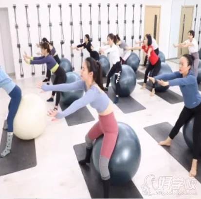 Pilates塑形球瑜伽教學現(xiàn)場