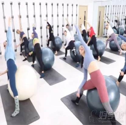 Pilates塑形球瑜伽練習現(xiàn)場