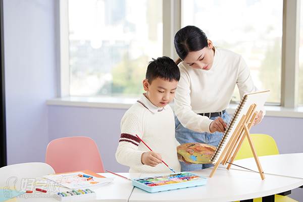 美术老师教小男孩画儿童画