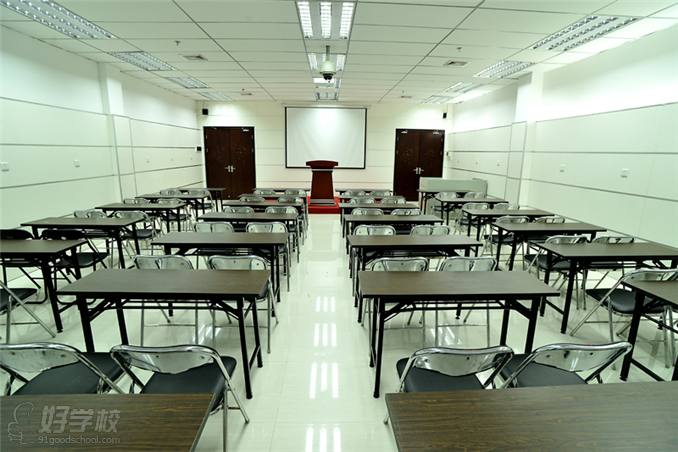 轩美尼·亿尼奥学校的教室环境很安静很适合学习