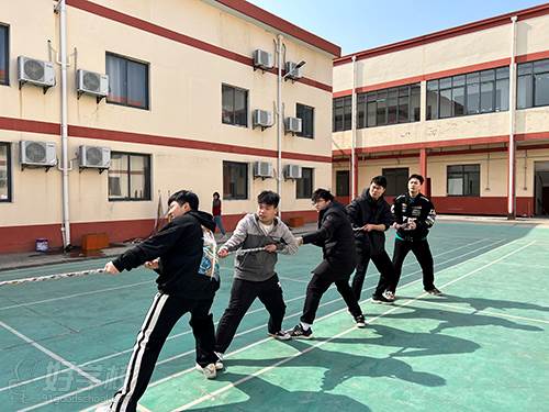 学员拔河比赛