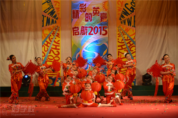 幼兒園師生表演《歡天喜地迎新年》