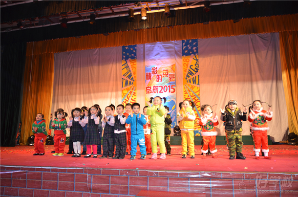 幼儿园小朋友表演《快乐阿拉蕾》