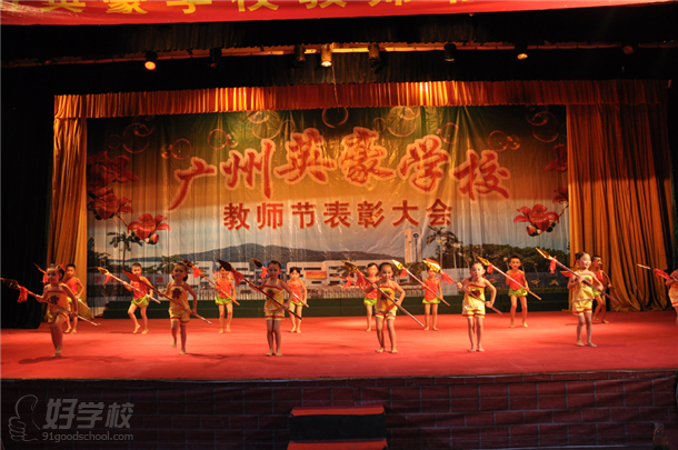 幼兒園小朋友表演“紅孩兒”