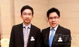 图3 校友袁玉宇（左）与霍启刚等人共同当选