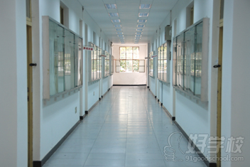 东方文化艺术学院教室走廊