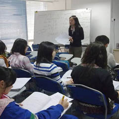 老师正在给学员讲课