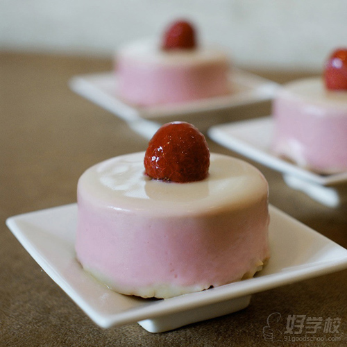 深圳白天鹅西点培训学校学员制作的甜品
