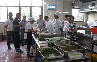 武汉香霸王小吃学校 盒饭快餐教学现场