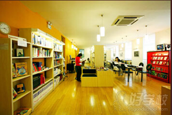 上海法语培训中心教学情景图书馆