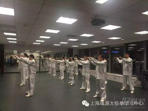 上海证券交易所员工们服装整齐地拍摄太极宣传片