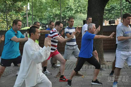 上海交通大学EMBA学员练习太极拳现场