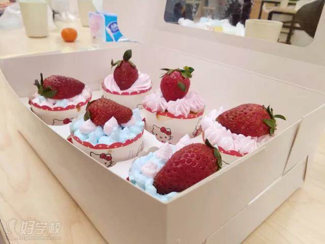 草莓杯子蛋糕