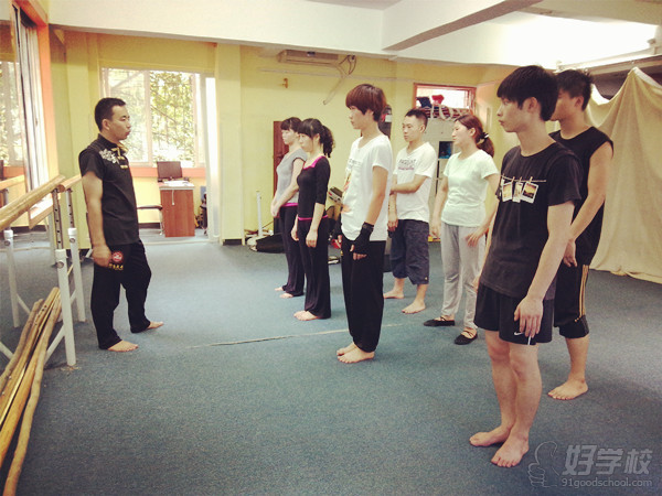 广州劲德武术的老师正在给学生们上课
