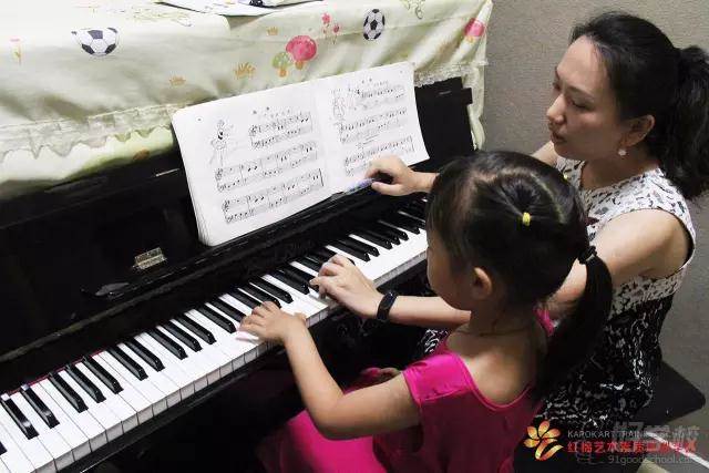 红棉艺校学员弹钢琴