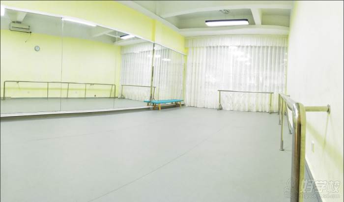 广州红棉艺校  舞蹈教学环境