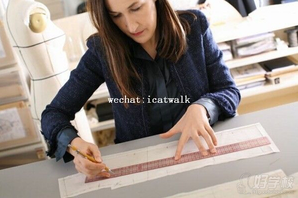 裁缝师会依据平纹棉布上的标记来剪裁外套的各部分。