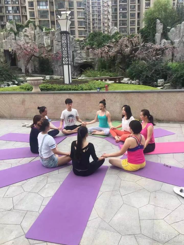 学员瑜伽练习