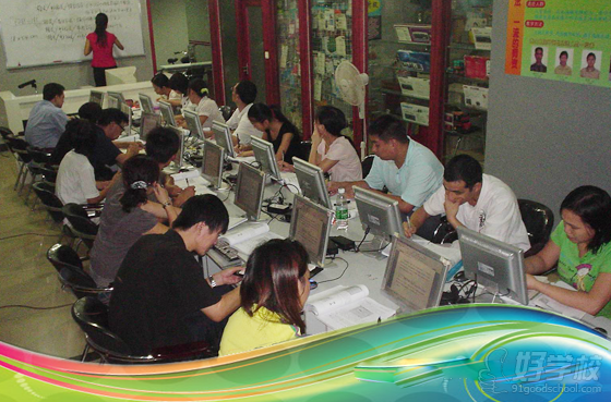 广州西久电脑的老师在讲课