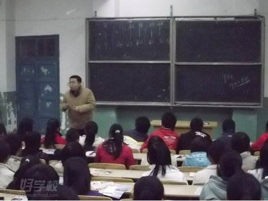 合肥广驰教育学院 老师给学员做雅思讲座