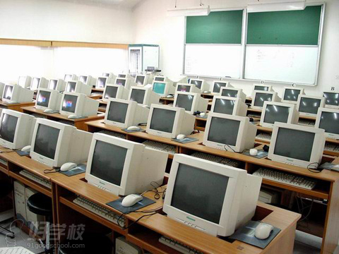 福州国防教育职业中专学校 电脑室