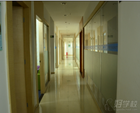 深圳MGB玛瑞格国际英语学校走廊环境