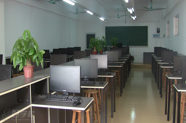 广州大学纺织服装学院电脑室