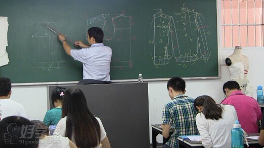 广州大学纺织服装学院学员正在上课