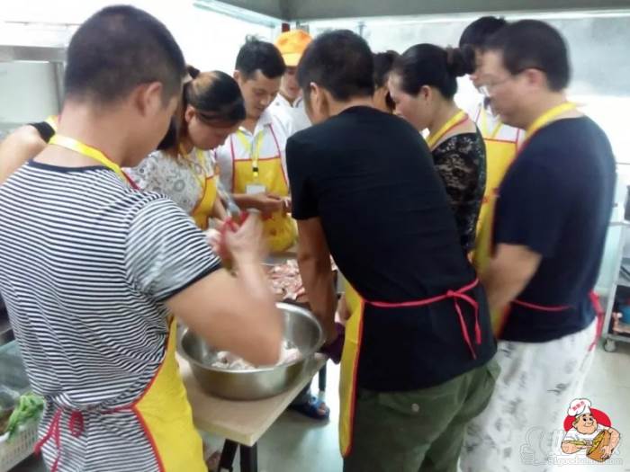 深圳飘飘香小吃培训学校正在学习包肉