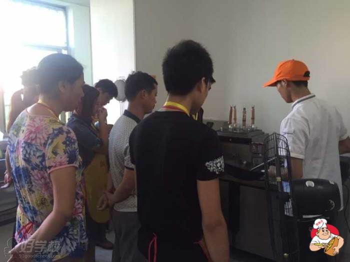 深圳飘飘香小吃培训学校学员正在烤肉
