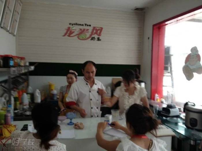 深圳飘飘香小吃学校学员正在学习做奶茶