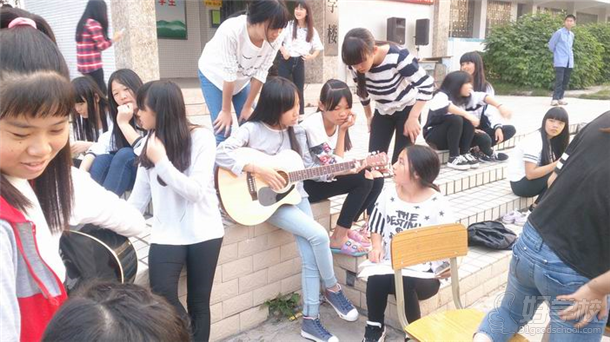 学员正在弹吉他