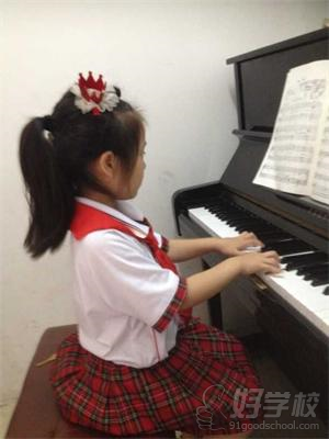 学员在认证练习钢琴