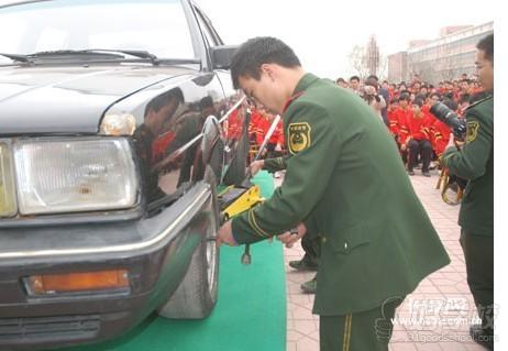 武警動(dòng)手修汽車