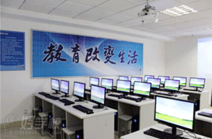 南昌弘文馆文化艺术学校--电脑机房