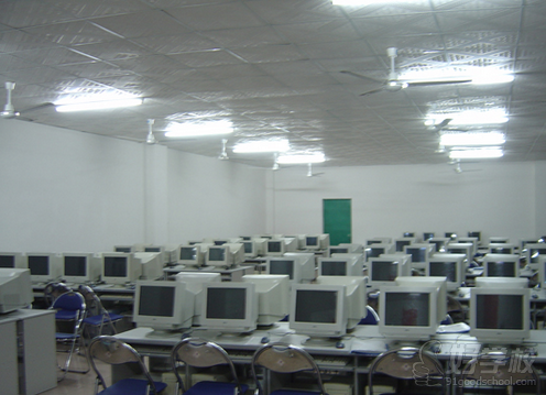 东莞市樟木头心诚电脑培训中心--电脑机房