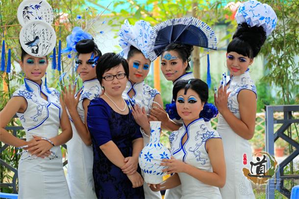 深圳花容道美容化妝美甲培訓(xùn)學(xué)校師生畢業(yè)合影