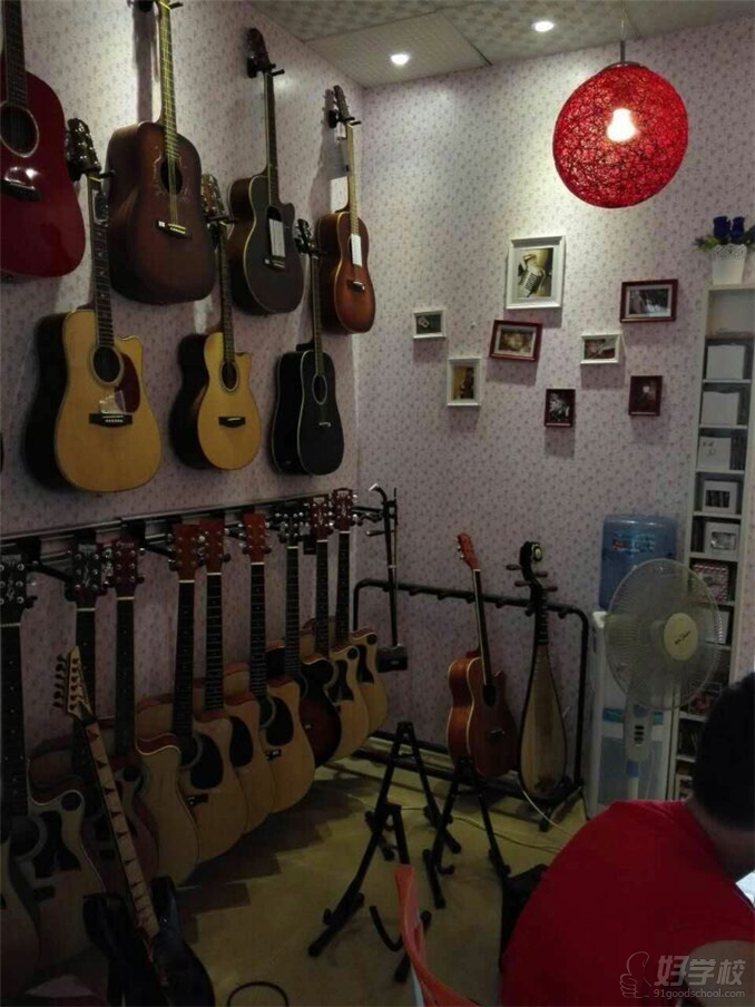 广州小松音乐培训中心--吉他室