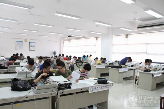 东莞龙丰自动化培训中心学员认真上课